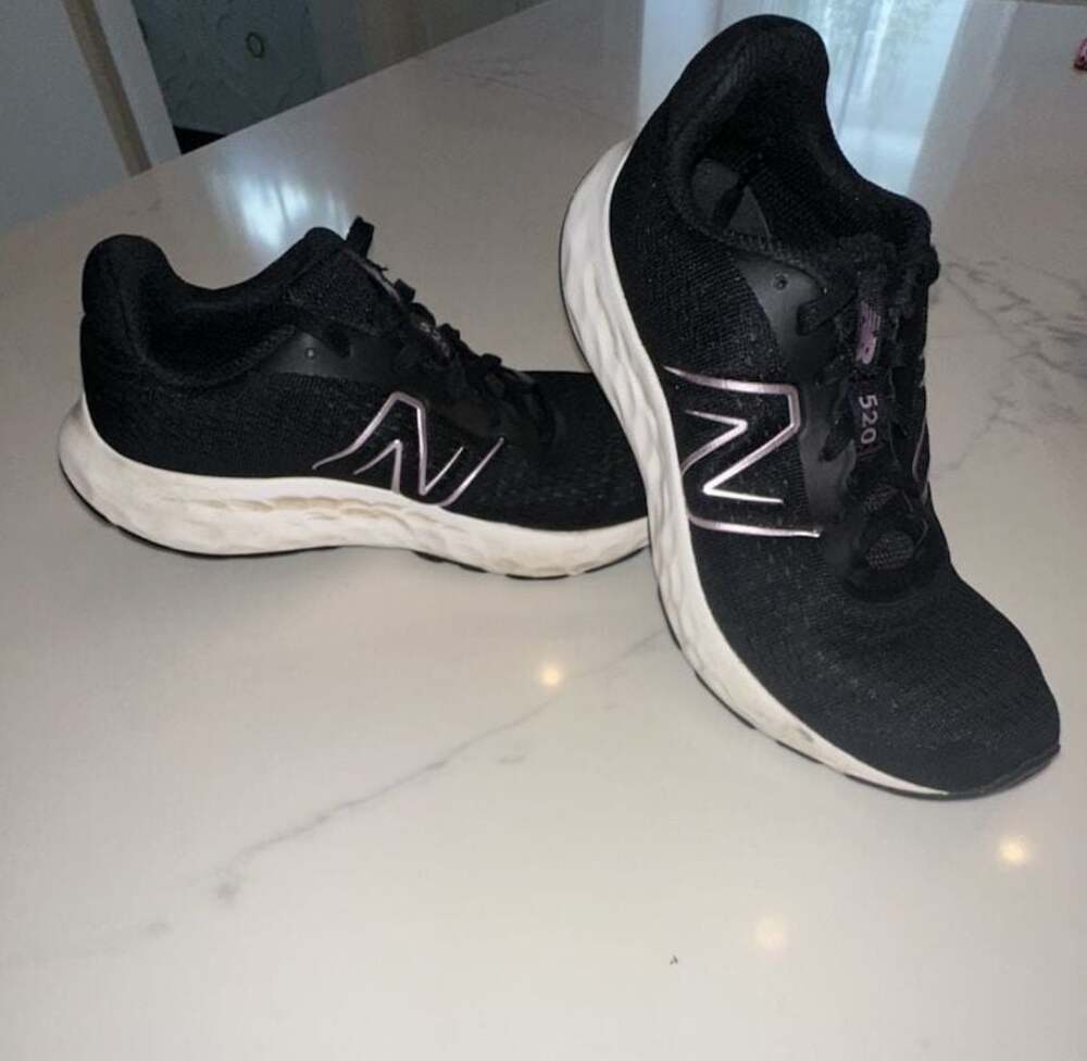 7.5 New Balance Women's 520 V8 Casual Sneakers